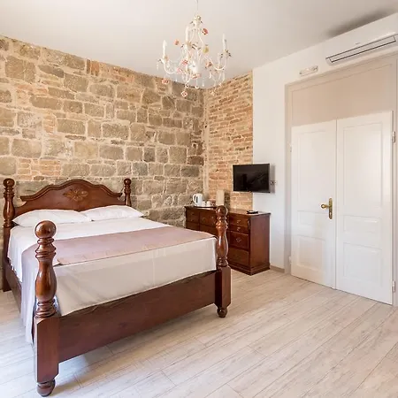 Pietra Rossa スプリト